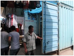 Bazar wohnt in Containern und verkauft alles was er kann, auch Ramsch und Feak-Ware